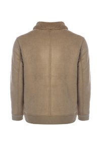 Brun jacka i fuskläder med en strukturerad krage fodrad med fleece och ribbad nederkant. Har sömdekorationer och en avslappnad passform. Bakifrån sett.