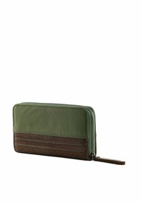 Portefeuille vert et marron avec fermeture à glissière entourant le pourtour, détails en cuir cousu et tirette en cuir, présenté sous un léger angle sur fond blanc.