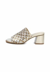 Sandal in tessuto intrecciato nei toni beige, marrone e argento, con punta quadrata e tacco a blocco. I materiali sembrano texture e riflettenti.