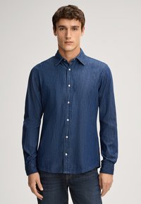 Camicia di denim blu scuro con colletto button-down, maniche lunghe e bottoni metallici, caratterizzata da un tessuto leggermente testurizzato e una vestibilità regolare.