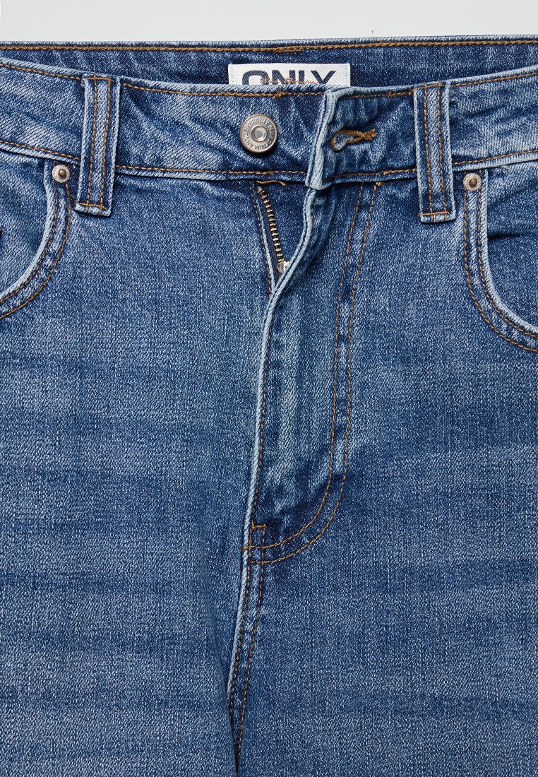 Jean en denim de lavage moyen avec des coutures orange, doté d'un zip et d'une fermeture à bouton. Comprend des passants de ceinture et des poches avant.