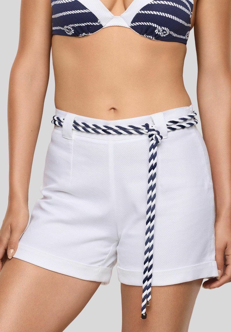Pantaloncini bianchi in tessuto strutturato con una robusta cintura intrecciata blu navy e bianca. Presentano risvolti e una vestibilità su misura.
