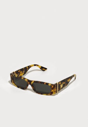 Schildpad zonnebril met rechthoekige lenzen, gouden hardware en brede scharnieren met een logo. Gladde textuur en kenmerkend kleurenpatroon.