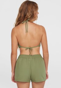 Olivgrünes Zweiteiler-Badeanzug-Set mit einem Halterneck-Bikini-Oberteil, das verstellbare Bänder hat, und hoch geschnittenen Shorts mit elastischem Bund.