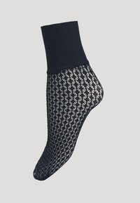 Strikket ankelsok i marineblå med ribbet kant, med et åbent netmønster og glat tekstur, designet for åndbarhed og stil.