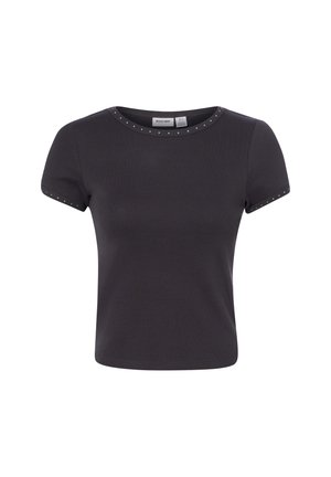 Schwarzes kurzärmeliges Cropped-T-Shirt mit kleinen silbernen Nieten entlang des runden Ausschnitts und an den Ärmelsäumen.