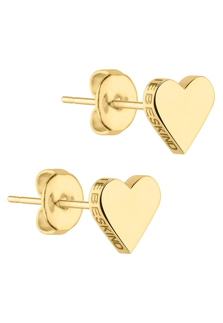 Goldene herzförmige Steckerohrringe mit einer polierten Oberfläche. Eine Seite ist mit einem eingravierten Logo versehen, und sie verfügen über einen schlichten Steckverschluss für sicheren Halt.