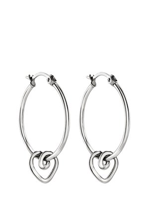 Pendientes de aro plateados con un acabado liso y brillante. Presentan un detalle en forma de corazón en la base de cada aro. Diseño redondo y ligero.