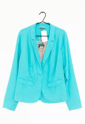 Blazer turquoise à un bouton, avec revers crantés, poches à rabat et doublure intérieure fleurie, suspendu sur un cintre noir avec des étiquettes attachées.