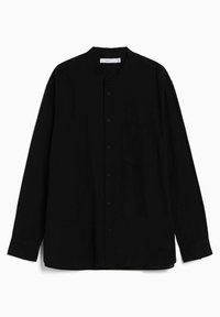 Camicia nera a maniche lunghe con colletto a band, taschino sul petto e una texture liscia. Presenta una vestibilità comoda e un orlo arrotondato.