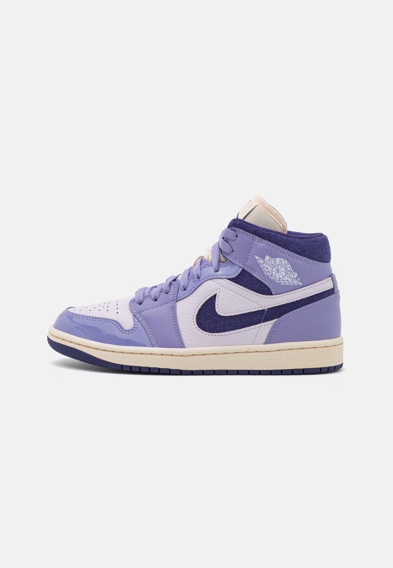 Baskets montantes Air Jordan dans des tons lavande, blanc et violet foncé avec un swoosh Nike et un logo de basketball ailé sur le côté.