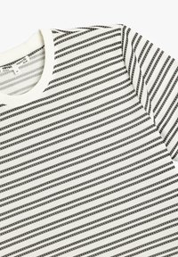 Hvidstribet sweater med skiftende tynde sorte og grå striber, ribbet krave og manchetter, blød tekstur og afslappet design.
