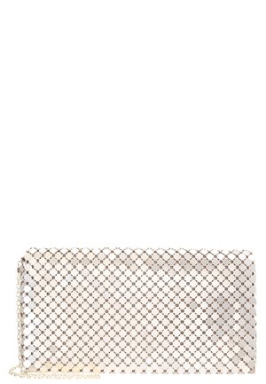 Rechthoekige witte clutch met een metalen cirkelvormig gaaspatroon en een dunne gouden kettingriem op een witte achtergrond.