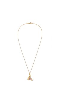 Guldhalskæde med en pizzastykke vedhæng prydet med multikolore rhinsten, hængende fra en fin kæde med en hummerlås.