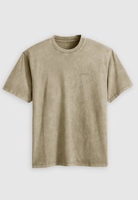 Beige tričkem Levi's s krátkým rukávem a kulatým výstřihem, s jemně vyšitým logem na levé hrudi, vystavené na světlém pozadí.