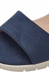 Sandale en tissu bleu marine avec une large sangle croisée, surface texturée et semelle en caoutchouc de couleur claire avec un motif nervuré.