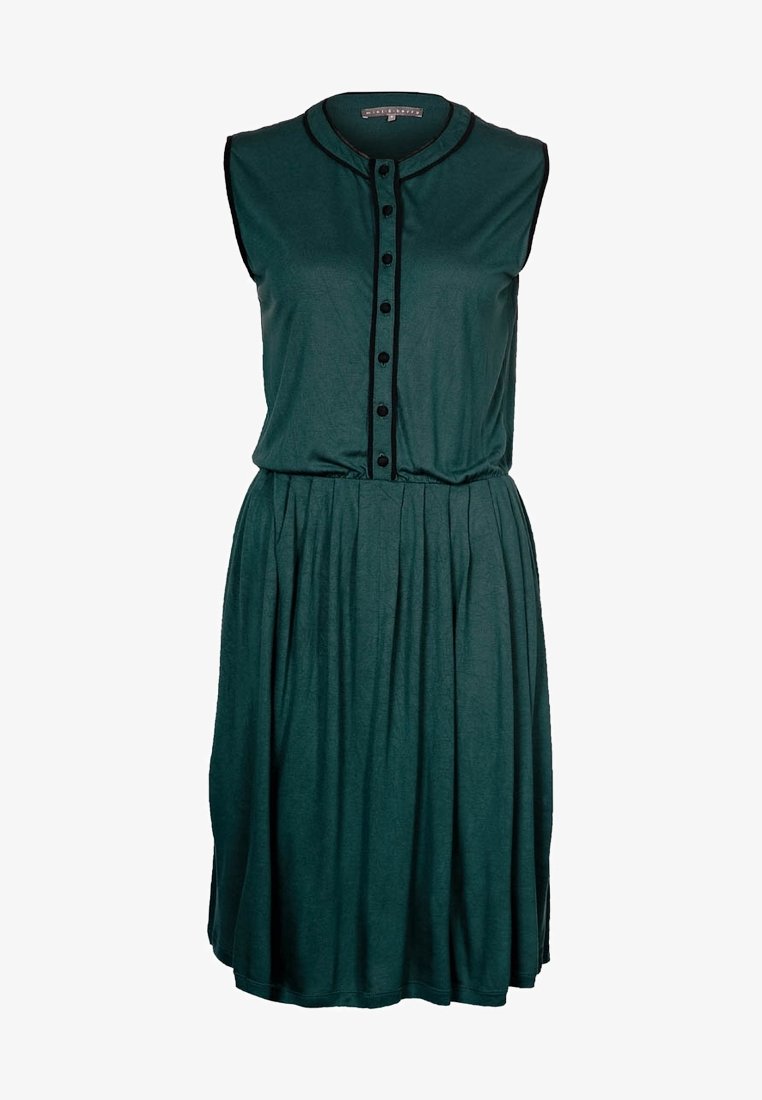 Robe sans manches vert foncé avec jupe froncée, patte de boutonnage noire devant et col rond avec bordure noire.