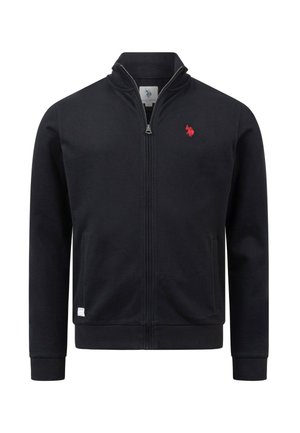 Schwarze Jacke mit Reißverschluss, hohem Kragen, gerippten Bündchen und Saum, Fronttaschen und kleinem roten Logo auf der linken Brust.