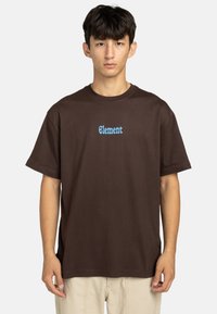 Bruine katoenen t-shirt met een blauw "Element" logo op de borst, korte mouwen en een ontspannen pasvorm. Glad textuur met een klassiek ontwerp.