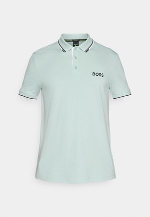 Helles mintgrünes Poloshirt mit schwarzen Akzenten am Kragen und an den Ärmeln. Verfügt über eine dreiknöpfige Knopfleiste und das "BOSS"-Logo auf der Brust.