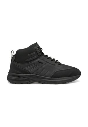 Baskets montantes noires en matériau synthétique avec un dessus texturé, fermeture à lacets et bandes de couleur sur les côtés. Semelle en caoutchouc durable.