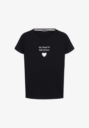 T-shirt nera a maniche corte in cotone con testo stampato bianco "il mio cuore è pieno d'amore" e un'icona a forma di cuore centrata sotto il testo.