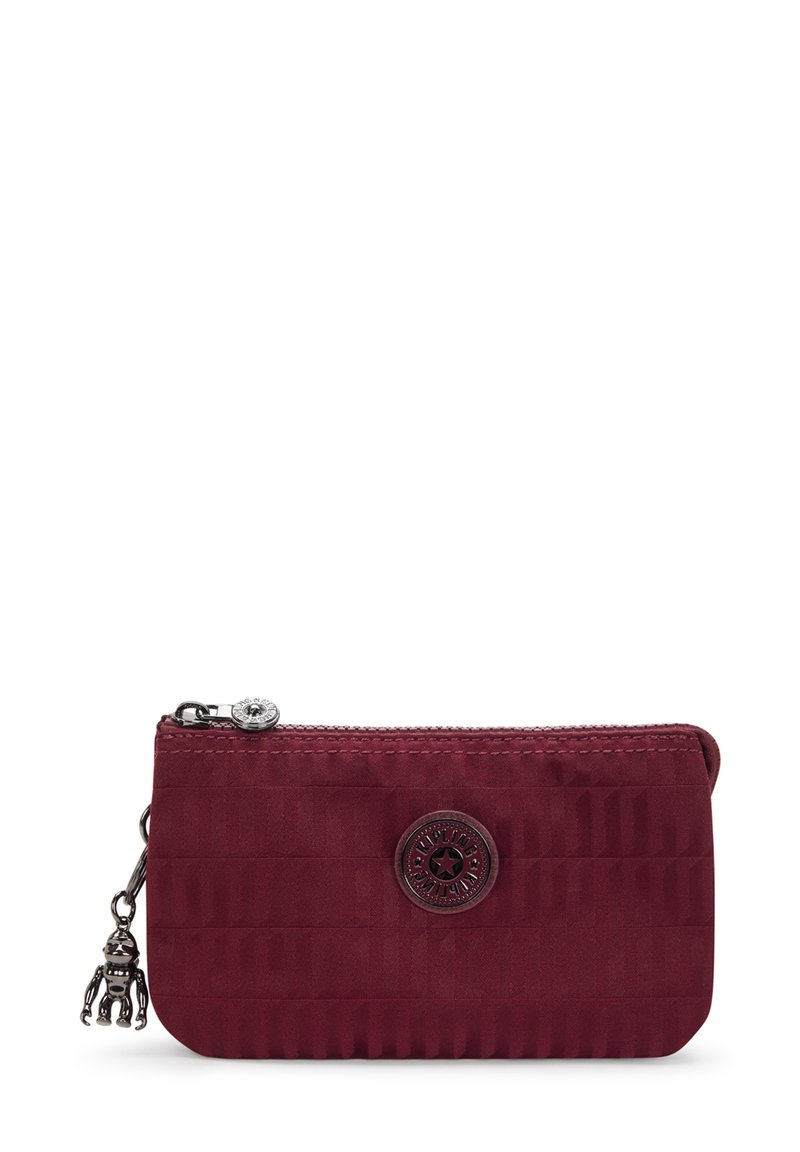 Bustina bordeaux con zip e finitura testurizzata, caratterizzata da un emblema circolare e un piccolo ciondolo. Dimensioni compatte e design elegante.