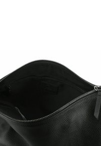 Borsa in pelle nera con superficie texturizzata, chiusura con zip e fodera in tessuto. L'interno include una piccola tasca e un'etichetta.