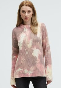 Strickpullover im pink- und cremefarbenen Batikmuster, mit geripptem Textur und rundem Ausschnitt. "ROMANCE" auf der Vorderseite aufgedruckt. Lange Ärmel.