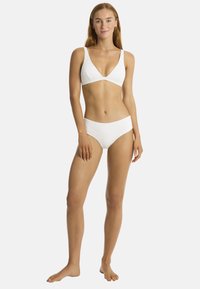 Weißes strukturiertes Bikini-Set mit einem dreieckigen Oberteil mit breiten Trägern und einem hochgeschnittenen Unterteil, beide mit einem subtilen geprägten Muster.