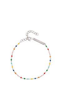Bracciale in catena argentata con piccole perline multicolori e un gancio inciso con "SINGULARU" su una targhetta rettangolare.