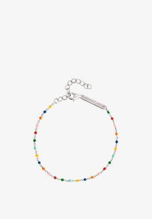 Srebrna bransoletka łańcuszkowa z małymi, wielokolorowymi koralikami i zapięciem wygrawerowanym napisem "SINGULARU" na prostokątnej zawieszce.