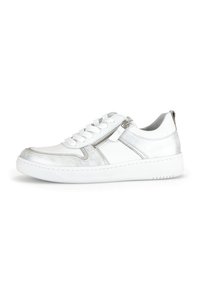 Weißer Sneaker mit silbernen Akzenten, Schnürung vorne, seitlichem Reißverschluss, strukturierten Einsätzen und einer dicken weißen Sohle. Glatte und metallische Oberflächen.