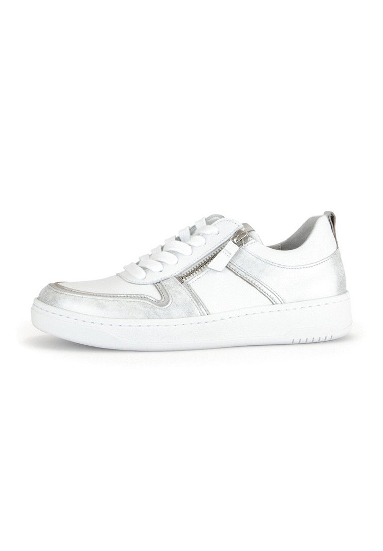 Weißer Sneaker mit silbernen Akzenten, Schnürung vorne, seitlichem Reißverschluss, strukturierten Einsätzen und einer dicken weißen Sohle. Glatte und metallische Oberflächen.