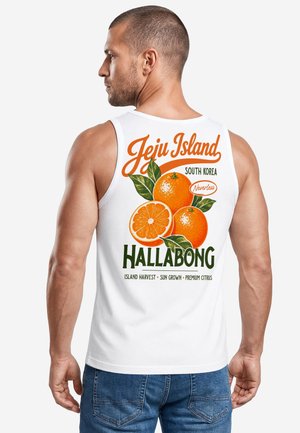 Mann, der von hinten zu sehen ist, trägt ein weißes Tanktop mit orangen Fruchtgrafiken und dem Text Jeju Island, South Korea, Hallabong.