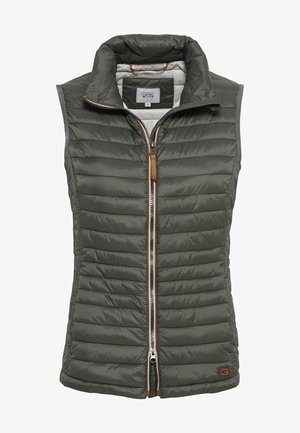 Gevoerde vest in donkergroen met een hoge kraag, front rits en leren accenten. Voorzien van horizontale stiksels en zijzakken.