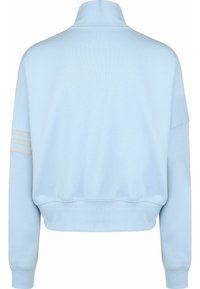 Ljusblå luvtröja med hög krage, lös passform och ribbade mudd; har tre vita ränder på vänster ärm.