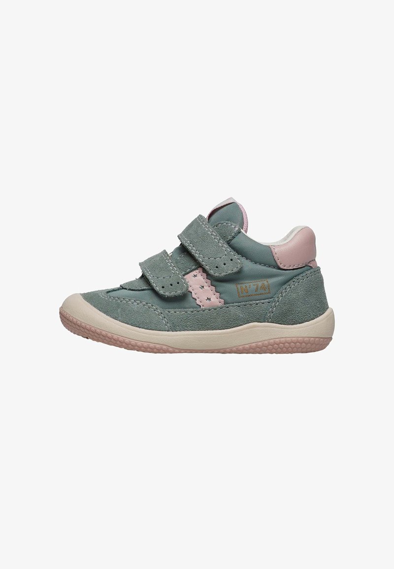Groene en roze peuterschoenen met klittenbandsluitingen, gemaakt van suede en stof. Voorzien van gestructureerde zolen en een sterpatroon accent.
