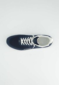 Granatowe sneakersy z textured mesh cholewką, białymi sznurowadłami i kontrastującą białą podeszwą. Zawiera logo na języku oraz smukły design.