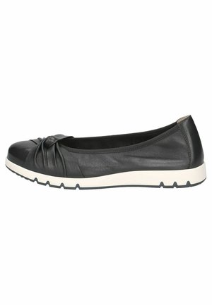 Chaussure plate en cuir noir avec un design plissé à l'avant, contrastée par une semelle en caoutchouc blanche. Présente un dessus lisse et un embout rond.