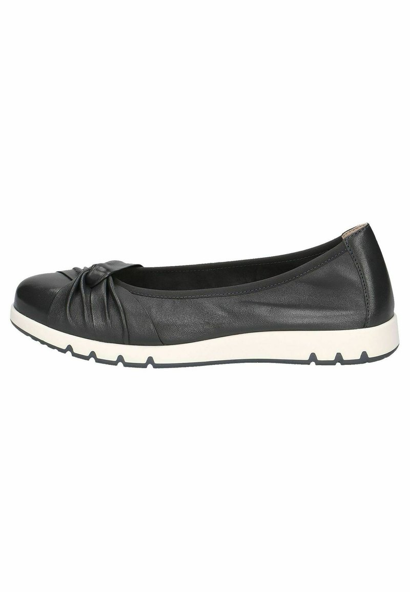 Scarpa piatta in pelle nera con un design plissettato nella parte anteriore, contrapposta a una suola in gomma bianca. Presenta una parte superiore liscia e una punta arrotondata.