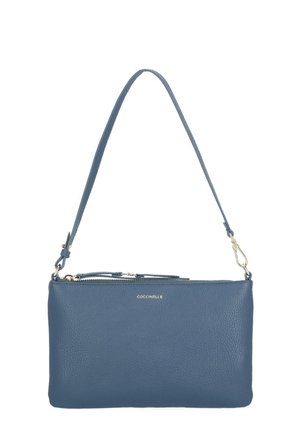 Borsa a tracolla in pelle blu con tracolla regolabile e cerniera argento, con il marchio "Coccinelle" al centro frontale.