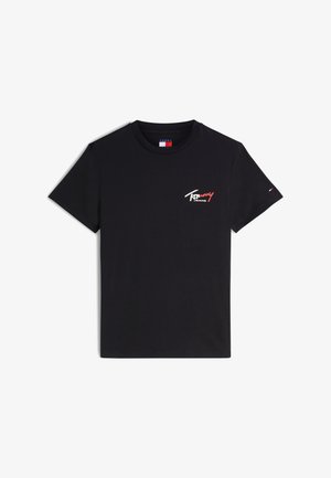 Musta lyhythihainen t-paita pyöreällä kaula-aukolla, jossa pienen kokoinen valkoinen ja punainen "Tommy Jeans" -logo vasemmassa rinnassa sekä lippu-embleemi vasemmassa hihassa.