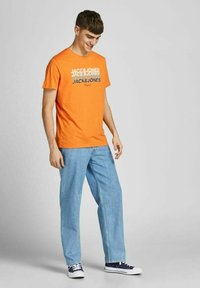 Jack & Jones JORBRADY TEE CREW NECK - Camiseta estampada - sun orange