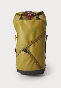 Olivgrüner wasserdichter Rucksack mit runder Form, kontrastierendem schwarzen Boden und dekorativer Naht an der Vorderseite. Besitzt einen Handgriff oben und seitliche Riemen.
