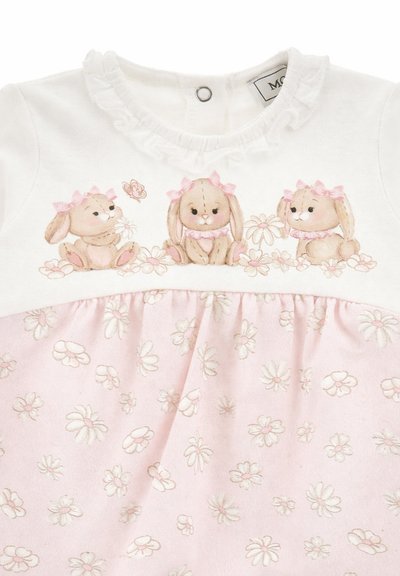 Vestito per neonata bianco e rosa con colletto arricciato, decorato con tre illustrazioni di coniglietti marroni con fiocchi rosa e motivo a margherite.