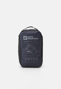 Borsa duffle Jack Wolfskin, capacità di 35 L, blu scuro con accenti neri, tessuto leggero, con design stampato e simboli di cura e logo.