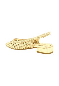 Scarpa slingback dorata intrecciata con punta affilata e tacco basso quadrato. Presenta una superficie testurizzata e un design aperto per una migliore traspirabilità.