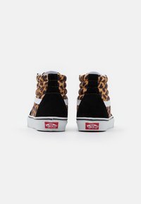 Sneaker alte con un motivo animalier a macchie di leopardo, rifiniture in suede nero, strisce laterali bianche e una linguetta del tallone con il marchio rosso.