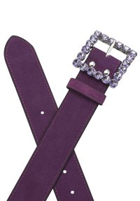Paarse suède riem met een rechthoekige gesp versierd met amethist-achtige edelstenen, met contrasterende roze stiksels en meerdere verstelgaten.